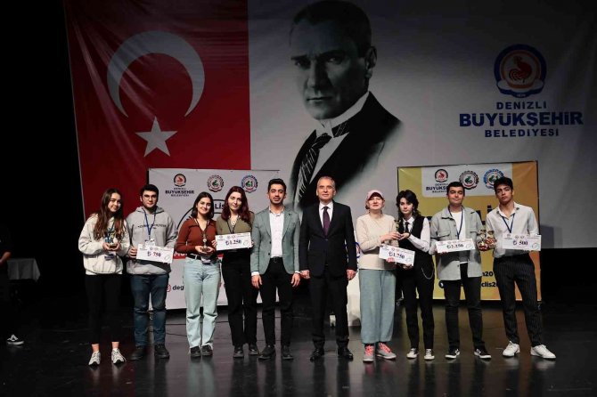 Münazara Turnuvasında Gençler Kıyasıya Yarıştı