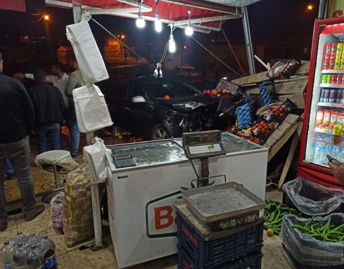 Direksiyon Hakimiyetini Kaybetti Markete Daldı: 2 Yaralı