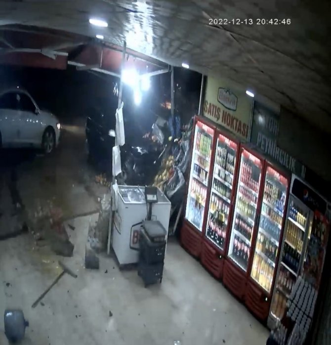 Direksiyon Hakimiyetini Kaybetti Markete Daldı: 2 Yaralı