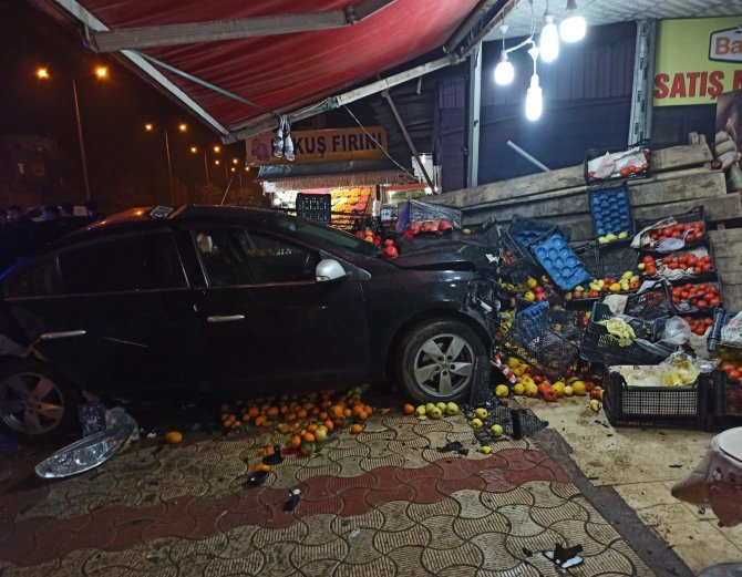 Direksiyon Hakimiyetini Kaybetti Markete Daldı: 2 Yaralı