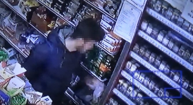 Akılalmaz Hırsızlık Kamerada; Önce Kendisine Uzatılan Ekmeği Yedi, Sonra Markette Hırsızlık Yaptı