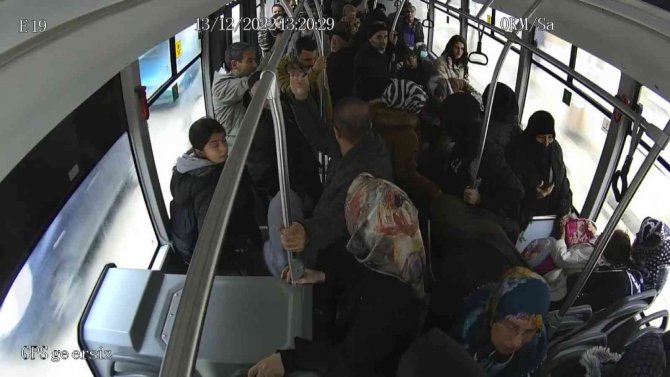 Trafik Kazasını Görüp Bayılan Kadını, Otobüs Şoförü Hastaneye Yetiştirdi