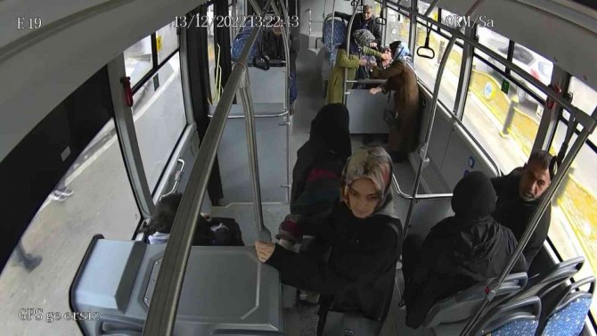 Trafik Kazasını Görüp Bayılan Kadını, Otobüs Şoförü Hastaneye Yetiştirdi