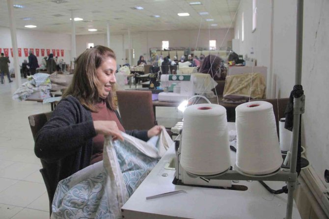 Mahalledeki Sosyal Tesis Kadınlara İş Kapısı Oluyor