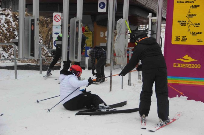 Kayak Sezonu Başladı, Kayakseverler Palandöken’e Akın Etti