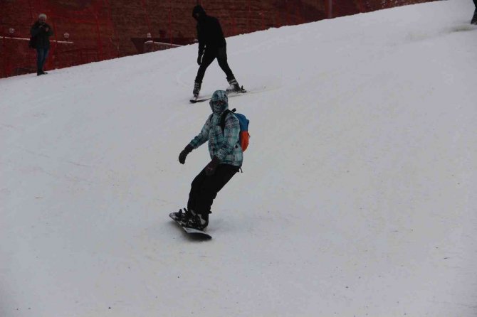 Kayak Sezonu Başladı, Kayakseverler Palandöken’e Akın Etti