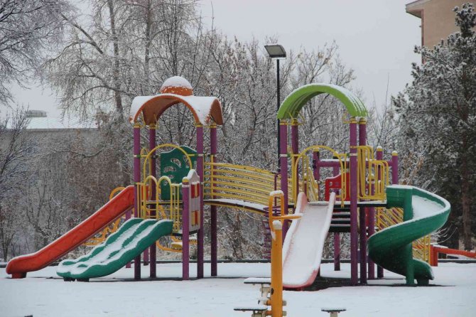 Sabah Saatlerinde Etkili Olan Kar Yağışı Erzurum’u Beyaza Bürüdü