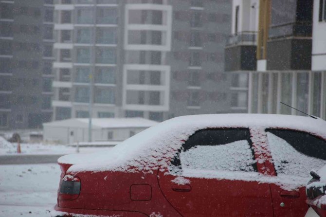 Sabah Saatlerinde Etkili Olan Kar Yağışı Erzurum’u Beyaza Bürüdü
