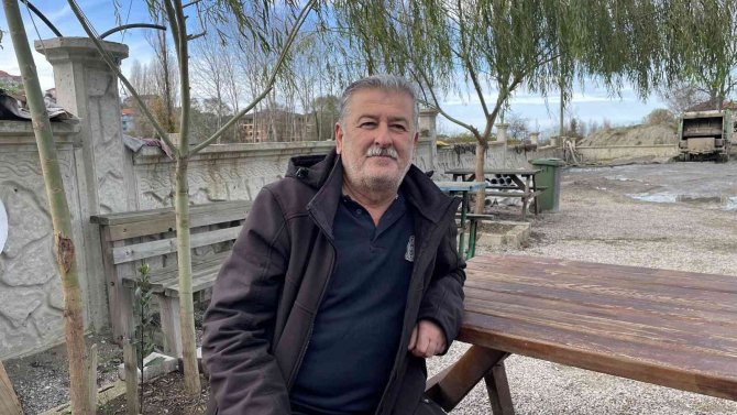 Hırsız Karga Şantiyenin Anahtarını Alıp Kaçtı, Peşinden Koşturdu