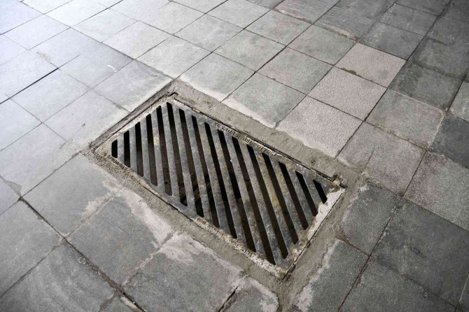 Kuşadası’nda Alt Yapı Çalışmaları Devam Ediyor