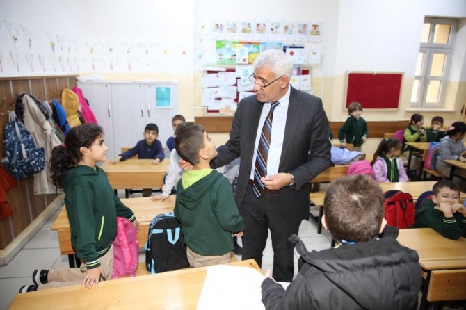 Battalgazi’de Çocuklara Kışlık Giyecek Yardımı