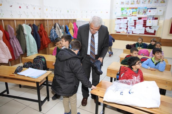 Battalgazi’de Çocuklara Kışlık Giyecek Yardımı