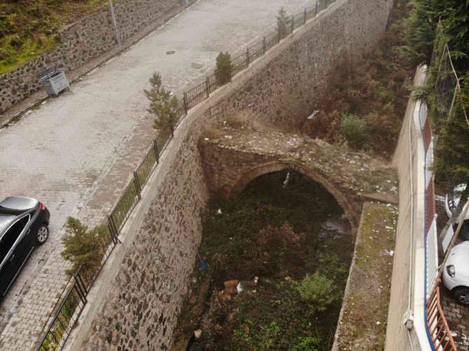 Gümüşhane’de 130 Yıllık Tescilli Tarihi Kemer Köprü Kaderine Terk Edildi