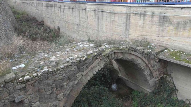 Gümüşhane’de 130 Yıllık Tescilli Tarihi Kemer Köprü Kaderine Terk Edildi