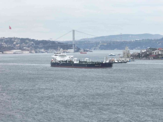 Ham Petrol Yüklü Gemiler, Kısmi Olarak İ̇stanbul Boğazı’ndaki Geçişine Devam Ediyor