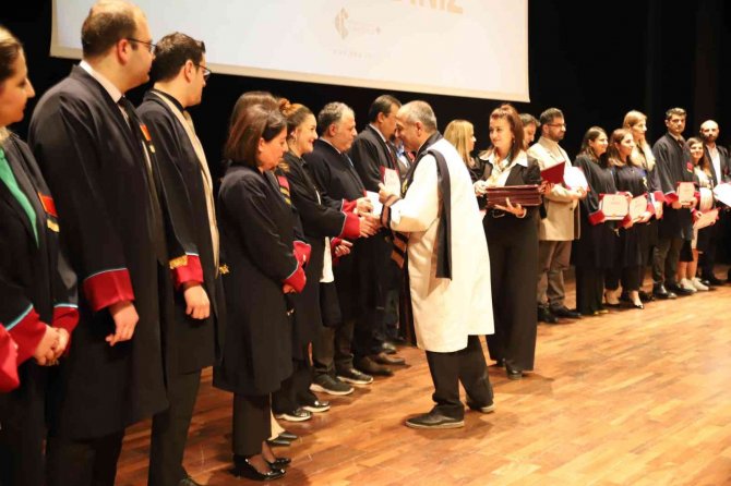 Başarılı Akademisyenler Ödüllendirildi