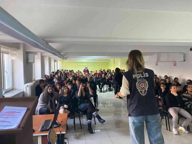 460 Öğrenci Siber Suçlarla Mücadele Hakkında Bilgilendirildi