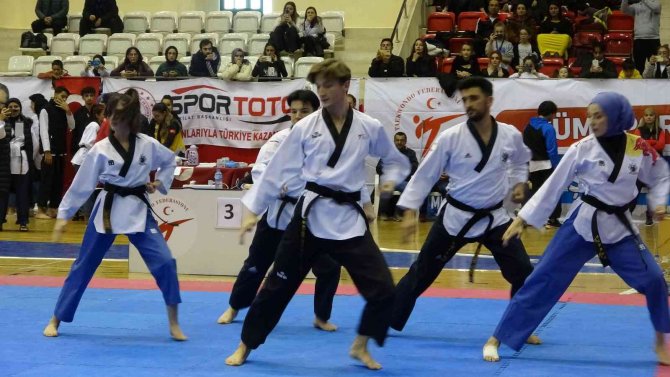 Türkiye Tekvando Poomsae Şampiyonası Isparta’da Devam Ediyor