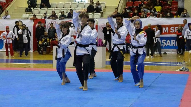 Türkiye Tekvando Poomsae Şampiyonası Isparta’da Devam Ediyor