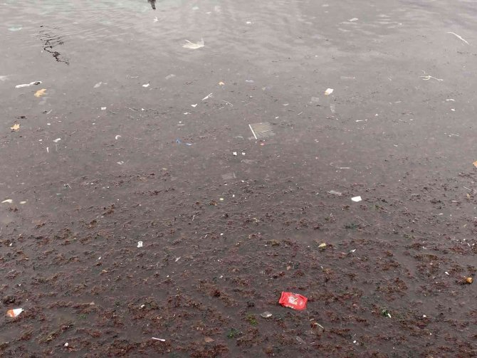 Kadıköy’ü Lodos Vurdu, Caddebostan Sahilini Plastik Atıklar Kapladı