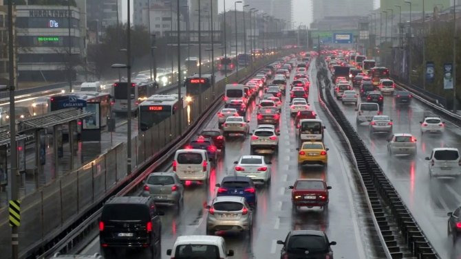 İ̇stanbul’da Yağmur Nedeniyle Trafik Yoğunluğu Yaşanıyor