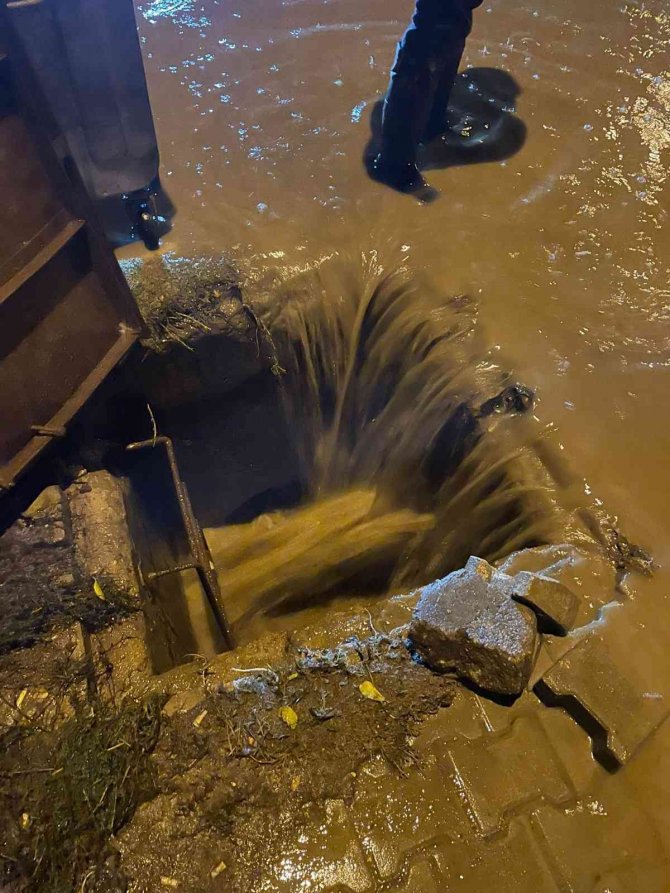 İ̇zmir’in İlçeleri Sağanağa Teslim Oldu