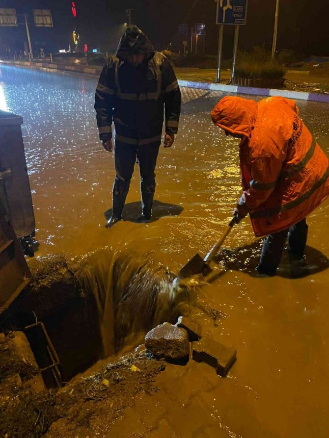 İ̇zmir’in İlçeleri Sağanağa Teslim Oldu