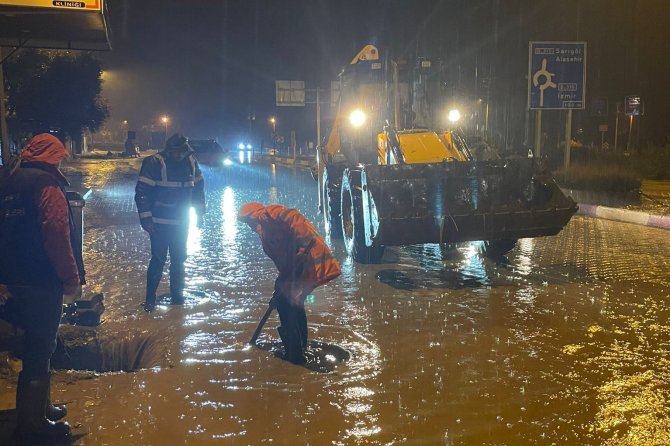 İ̇zmir’in İlçeleri Sağanağa Teslim Oldu