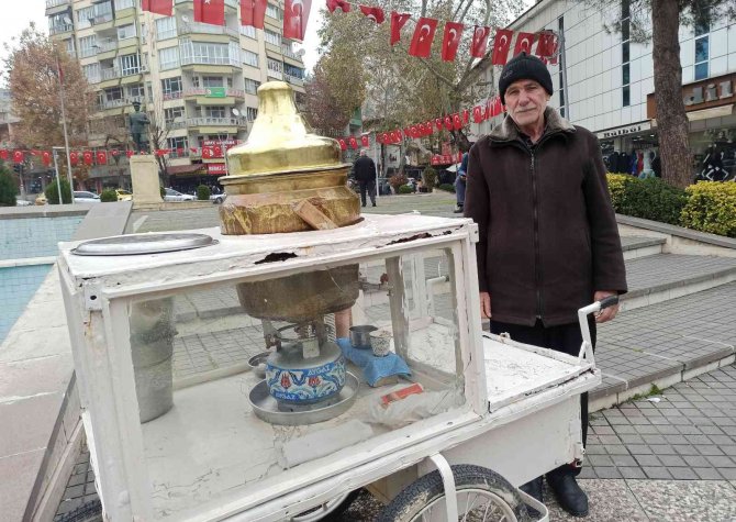 38 Yıldır Kışın Sattığı Salep İnsanların İçini Onun İse Evini Isıtıyor