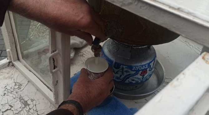 38 Yıldır Kışın Sattığı Salep İnsanların İçini Onun İse Evini Isıtıyor
