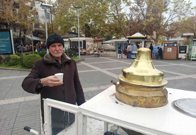 38 Yıldır Kışın Sattığı Salep İnsanların İçini Onun İse Evini Isıtıyor