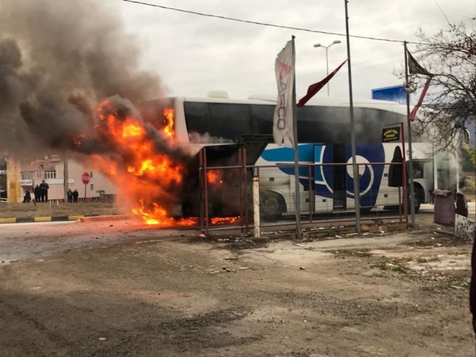 Duman Kokusu 21 Yolcuyu Alevlerin Arasında Kalmaktan Kurtardı