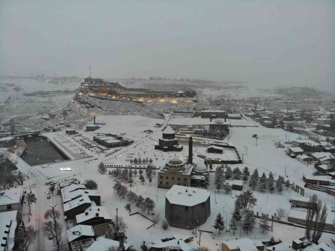 Kars Beyaz Gelinliğini Giydi