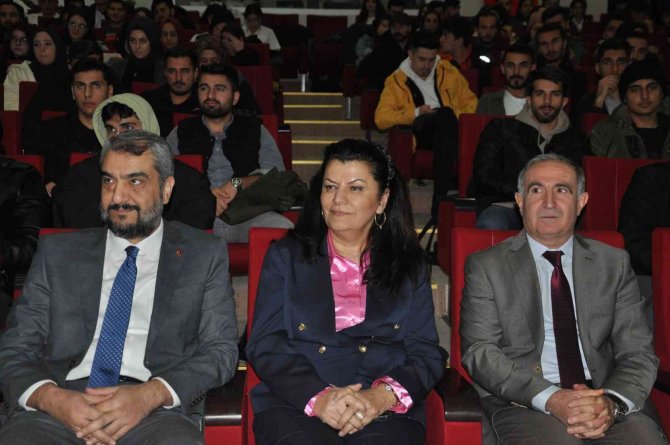 Kars’ta “Türkiye Yüzyılı” Konferansı Düzenlendi
