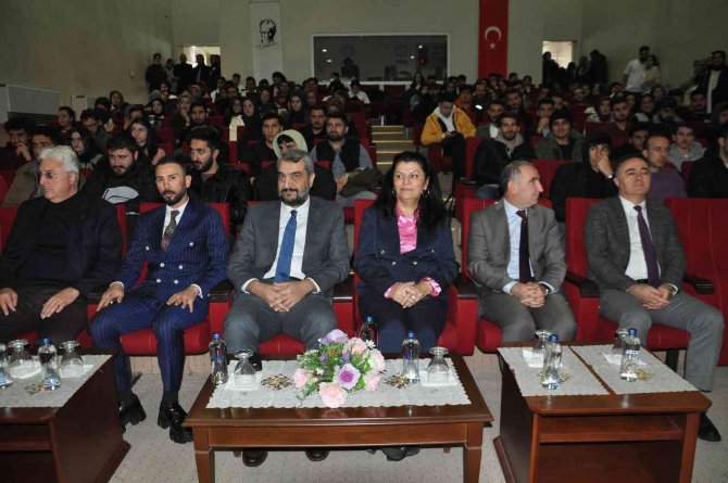 Kars’ta “Türkiye Yüzyılı” Konferansı Düzenlendi