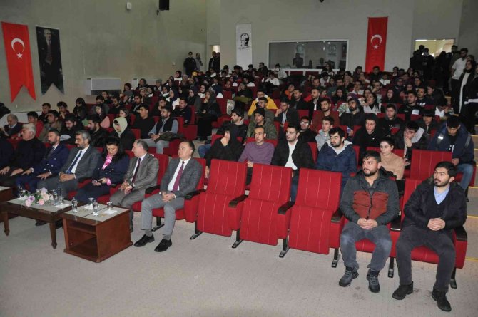 Kars’ta “Türkiye Yüzyılı” Konferansı Düzenlendi