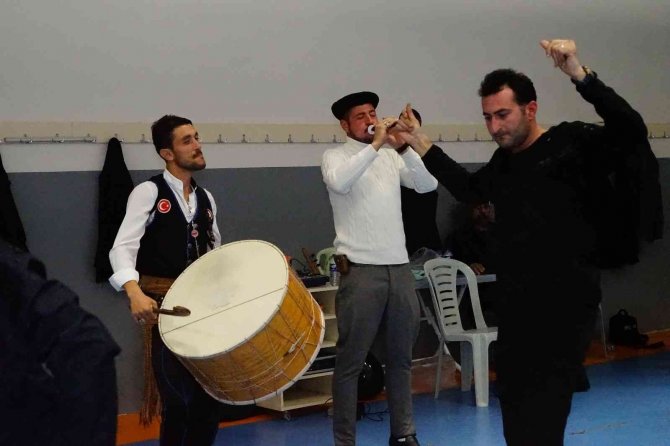 Muhtarlar Halk Oyunu Ekibi Kurdu: En Büyük Hayalleri Oyunlarını Cumhurbaşkanı İçin Sergilemek