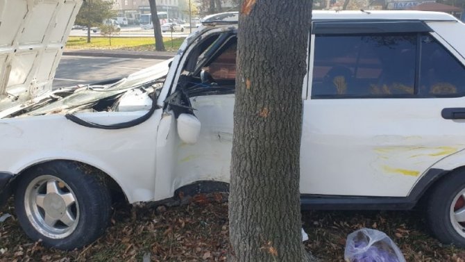 Kazada Savrulan Otomobil Ağaca Çarparak Durabildi