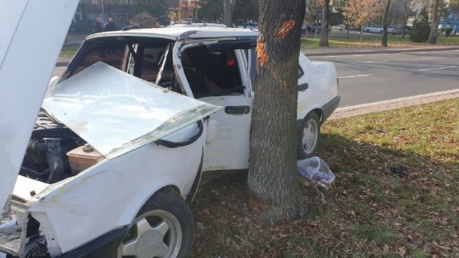 Kazada Savrulan Otomobil Ağaca Çarparak Durabildi
