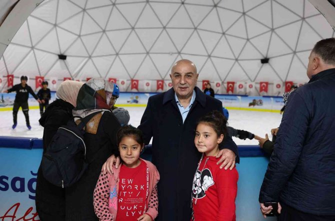 Çocukların Kış Eğlencesi Ahmet Çalık Buz Pateni Pisti