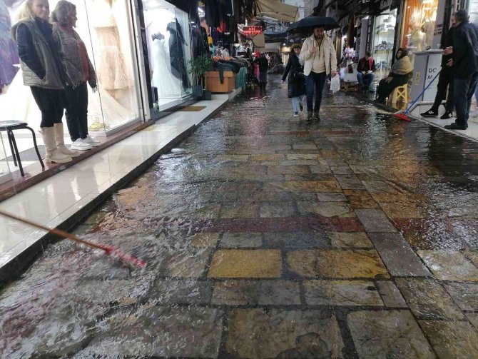 Kemeraltı Çarşısı Yağmura Teslim