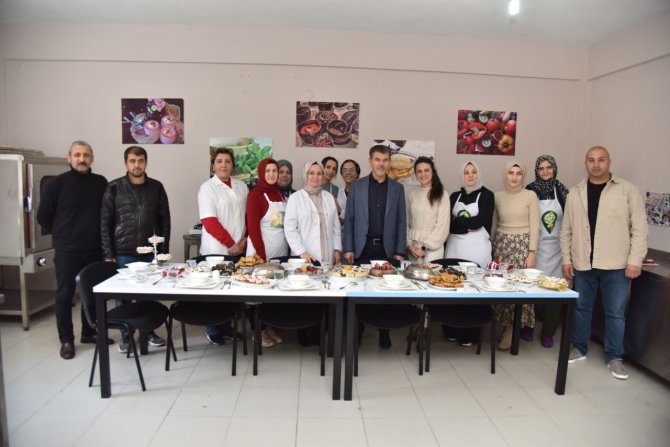 Kadınlar Mutfağın Püf Noktalarını Öğreniyor