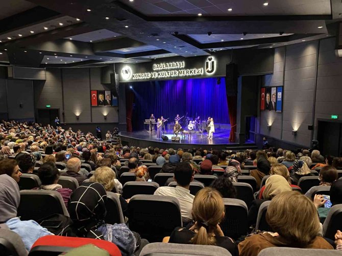 Eda Ve Metin Özülkü Çifti Üsküdar’da 90’lar Rüzgarı Estirdi