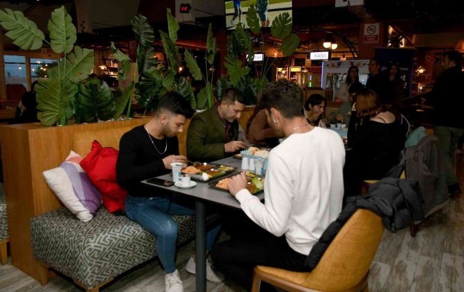 Başkan Günel, Öğrencilerle Yemekte Buluştu