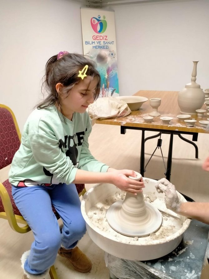 Gediz Bilim Sanat Merkezi Öğrencileri Çini Sanatının İnciliklerini Öğrendi