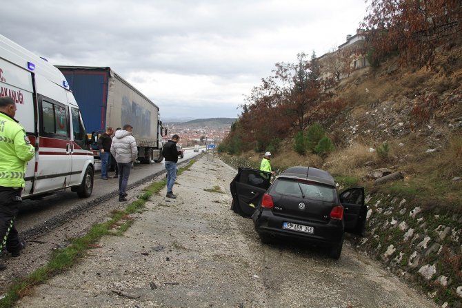 Kontrolden Çıkan Tır Otomobile Çarptı: 2 Yaralı