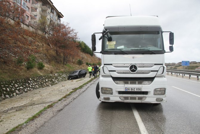Kontrolden Çıkan Tır Otomobile Çarptı: 2 Yaralı