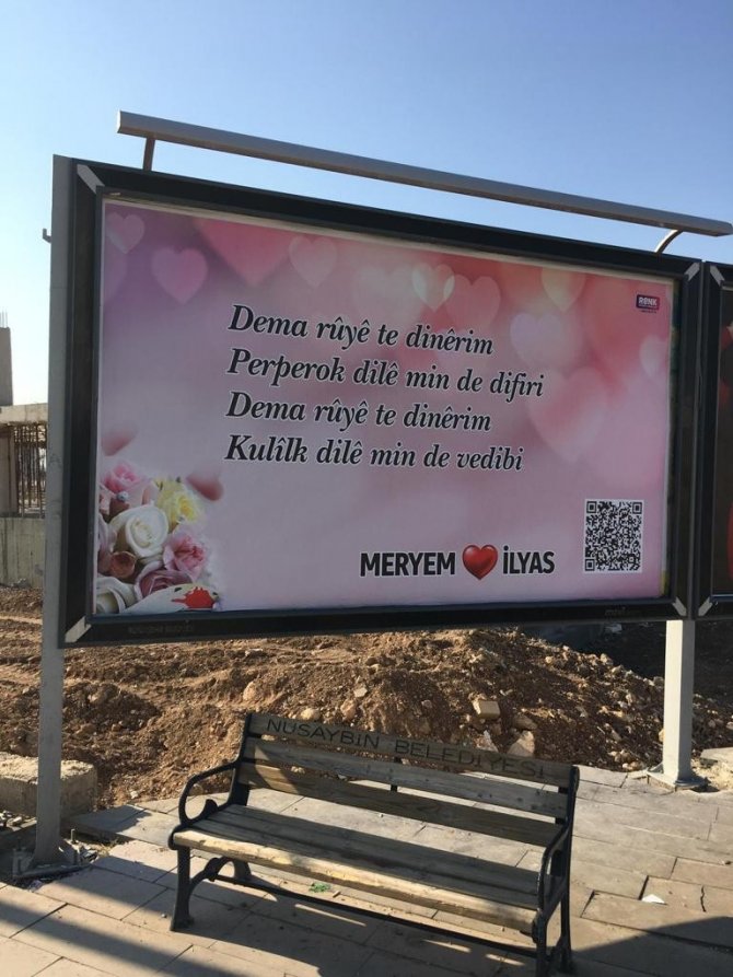 Sevdiği Kadına Olan Aşkını Reklam Panolarına Yazdırdı