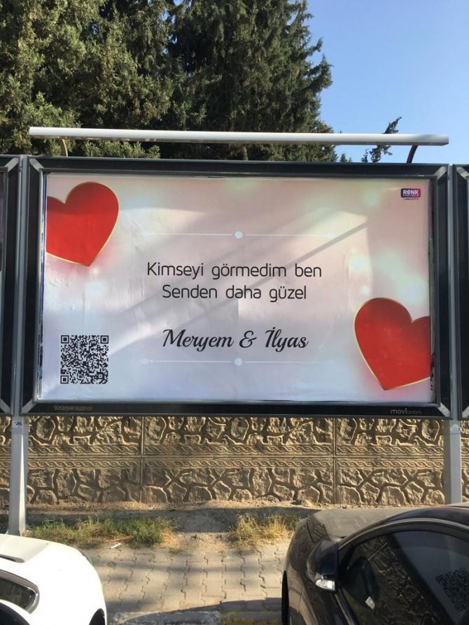 Sevdiği Kadına Olan Aşkını Reklam Panolarına Yazdırdı