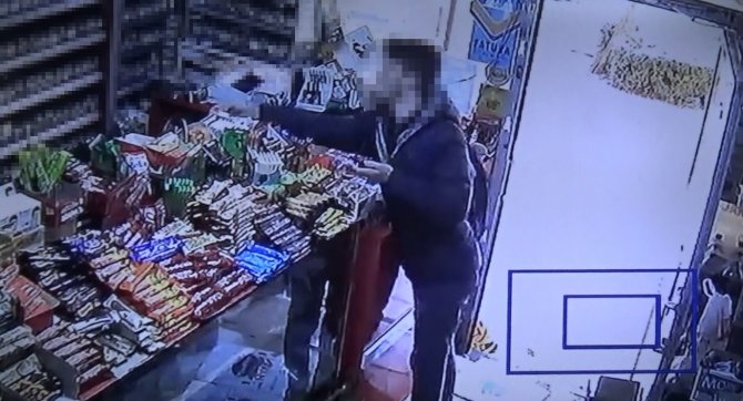 Akılalmaz Hırsızlık Kamerada; Önce Kendisine Uzatılan Ekmeği Yedi, Sonra Markette Hırsızlık Yaptı